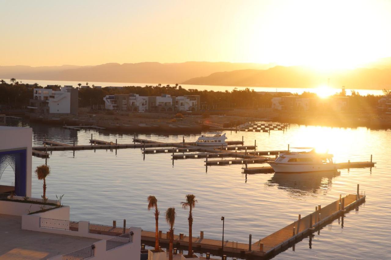 Cloud 7 Residences Ayla Акаба Экстерьер фото Sunset at the marina